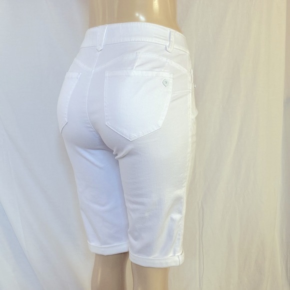 SALE!!! DEMOCRACY Jeans Women’s Tummy Control Size 6 White Bermuda Shorts NWOT - Picture 1 of 6